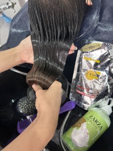 สปาเคราตินเย็น 4 in 1 อโรม่า ผ่อนคลายสบายหนังศีรษะ เคราตินเคลือบเงาพร้อมบำรุง ช่วยฟื้นฟูผมช็อตแห้งเสียและลดกลิ่นอับบนหนังศีรษะ