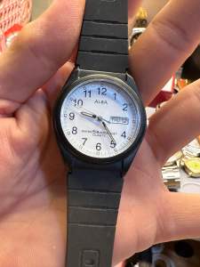 Đồng hồ nam hiệu ALBA QUARTZ size 35mm hai lịch mặt trắng cọc số học tròvỏ plastic kết hợp thépdây plastic linh kiện đáy vít chống nước tốt 5Barhình thức sản phẩm có xước nhẹ