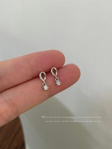 ต่างหูสตั๊ดรูปดาว Moebius ประดับเพชรเทียม S925 สำหรับผู้หญิง ดีไซน์เก๋ไก๋ ต่างหูทรงห้าแฉก ประดับเพชรเทียม ต่างหูแฟชั่น