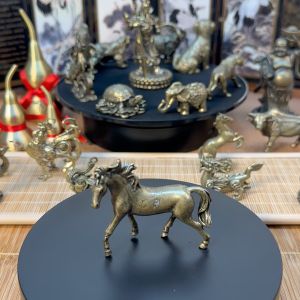 Tượng Nhỏ Phong Thủy Bằng Đồng Kiểu Dáng Hình Ngựa (Kích Thước: 6.4cm x 5.1cm)