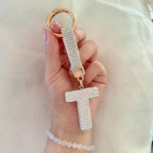 พวงกุญแจตัวอักษร Rhinestone ประกาย 1 ชิ้น เสน่ห์ตัวอักษรรอบโลหะผสมพร้อมหัวเข็มขัดแหวน อุปกรณ์เสริมจี้คริสตัลตกแต่ง