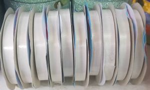 ริบบิ้นม้วนเล็ก เนื้อพิเศษ เนื้อแมท กากเพชรใส กากเพชรทึบ เลเซอร์ เนื้อฟอยล์ ...ตราTW ตราระฆัง ริบบิ้นจีน ราคาขายต่อแพค