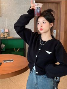 เสื้อสเวตเตอร์ถักแขนยาวสีดำ เสื้อชั้นในผู้หญิง ทรงหลวม ดีไซน์เก๋ไก๋ สำหรับฤดูใบไม้ร่วง เสื้อคลุมคาร์ดิแกนสั้นแบบเปิดหน้า