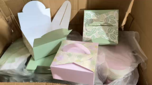 กล่องขนม ทรงแบน 14 ซม. มีหูจับ สีโทนอ่อน สำหรับใส่ขนม ใส่ของขวัญ พร้อมส่ง