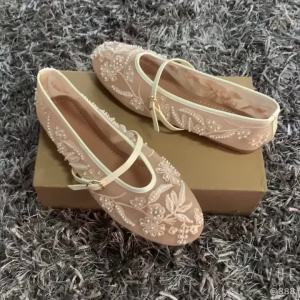 Giày Bệt Nữ Thêu Ngọc Trai Lưới Mũi Tròn Kiểu Mary Janes Có Quai Khóa Dép Bệt Rỗng Thời Trang Thích Hợp Đi Thường Ngày