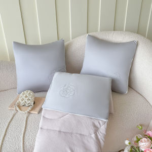 ผ้าห่มแบบสองในหนึ่งพร้อมหมอนอุ่นสบายสำหรับใช้ในออฟฟิศ ผ้าไหม Lenzing สำหรับนอนหลับในช่วงเที่ยง