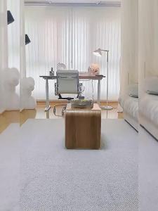 โต๊ะข้างแบบมินิมอลรูปตัว C ผลิตจากไม้ โต๊ะข้างโซฟาเอนกประสงค์สไตล์นอร์ดิก ใช้งานเป็นโต๊ะโน้ตบุ๊กและโต๊ะกาแฟ สำหรับห้องนั่งเล่น ห้องนอน หรือบริเวณริมหน้าต่าง พร้อมพื้นผิวไม้สีวอลนัท/โอ๊ค โซฟา ทูอินวัน ไม้ คู่รัก outdoor sofa rester เบาะ นวด เกมมิ่ง arm cha