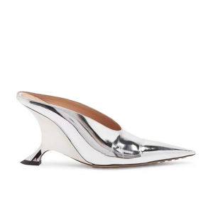 รองเท้าส้นสูงแบบฝรั่งเศสสำหรับผู้หญิงในช่วงฤดูร้อนปี 2025 รองเท้าแตะส้นเตี้ยแบบสวมหัวแหลมสไตล์โมลเลอร์ รองเท้าแตะแบบสวมหัวแหลมสำหรับกลางแจ้ง