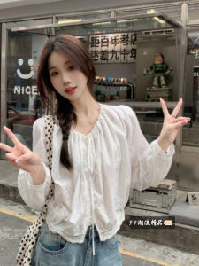 เสื้อเชิ้ตแขนยาวปักลายสไตล์ฝรั่งเศสสำหรับผู้หญิง ฤดูหนาวปี 2025 เสื้อสั้นสีขาว ขอบลูกไม้โปร่ง เสื้อเชิ้ตทรงหลวมๆ