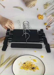 combo 10 kẹp treo quần áo bằng nhựa màu đenvàng cao cấp cứng cápmóc xoay 360 dùng cho shop thời trang.