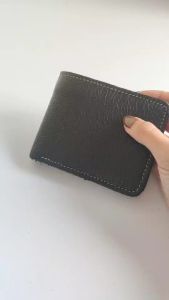 ใหม่! กระเป๋าสตางค์ชายหนังวัวแท้ ไม่มีซิป สีดำ ใบสั้น ลายนูนลิ้นจี่แบบพับสองทบ หนังแท้ 100% หนังนุ่ม พกพาสะดวก TP-981