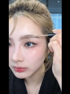 มาสคาร่าคิ้วครีม มาสคาร่าคิ้ว 3 มิติ เนื้อครีม ติดทน กันน้ำ คิ้วดูมีมิติ สวย ธรรมชาติ พร้อมแปรงปัดคิ้ว