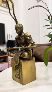 Tượng tôn ngộ không ngồi thiền chữ phúc bằng đồng (DxRxC 19x10x38cm)