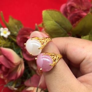 แหวนทองฝังพลอย สีขาว ชมพู ม่วง ดำ น้ำเงิน ตัวเรือนฉลุลาย เสริมบารมี ใส่ได้ทุกโอกาส งานสวย ชุบทอง เรียบหรู แหวนแฟชั่น