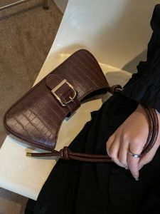 กระเป๋าสะพายข้างทรงขนมปังฝรั่งเศสสำหรับผู้หญิง กระเป๋าสะพายข้างแบบสะพายข้าง กระเป๋าสะพายไหล่แบบลำลอง กระเป๋าสะพายข้างแบบหนัง PU กระเป๋าสะพายข้างสไตล์สตรีทแฟชั่น