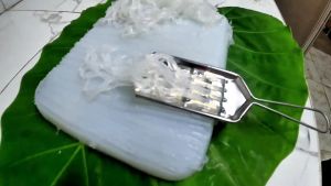 อุปกรณ์ขูดเส้น เหมาะสำหรับ รูใหญ่ ขูดเส้นข้าวแค่ว ข้าวฟืนขูด ขูดเส้นมะละกอ และ อื่นๆ ขนาด 5x10x10 cm