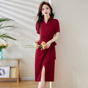 ชุดเดรสสีแดงคอโปโลแขนสั้นทรงเอเอวสูงเข้ารูปสำหรับผู้หญิง ฤดูร้อน 2024 กระโปรงยาวคลุมเข่าสไตล์ทำงาน กระโปรงสั้น