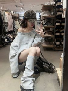 ชุดสองชิ้นสไตล์สตรีทวินเทจสไตล์อเมริกันสำหรับผู้หญิงในฤดูใบไม้ผลิและฤดูใบไม้ร่วง ชุดสเวตเตอร์คอวีแขนยาวและกางเกงขาสั้นทรงหลวม