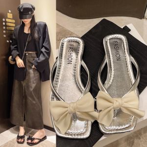 COD法式银色蝴蝶结人字拖鞋女外穿2024新款夏季沙滩凉拖低跟大码凉鞋Model baru dengan penghantaran bebas