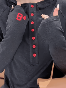 เสื้อยืดคอกลมแขนยาวมีฮู้ดสำหรับผู้หญิง สไตล์ลำลอง ทรงสลิมฟิต ทรงพอดีตัว สีเทา แฟชั่นฤดูใบไม้ร่วง 2024 แบรนด์ใหม่