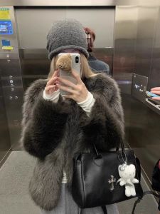 เสื้อคลุมขนสัตว์แบบสั้นสำหรับผู้หญิงในฤดูใบไม้ร่วงและฤดูหนาว เสื้อคลุมขนกระต่ายแบบยูนิฟอร์มสีสันที่ดูหรูหรา สไตล์ทำงาน คอวี ขนสัตว์เทียม