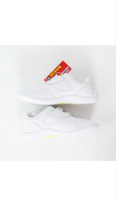 รองเท้าผ้าใบนักเรียนรองเท้าพละ Breaker F-12 (แบบติดเทป 2 แถบ) ของแท้ 100% ย้ำ [ฟรีถุงเท้าข้อสั้น]