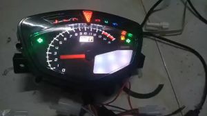 Đồng hồ điện tử uma sirius exciter 2010.zắc cắm như zin.