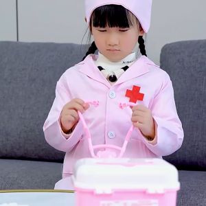 🦁TinyLion🦁 ชุดกระเป๋าของเล่น ชุดกระเป๋าคุณหมอ กล่องเครื่องมือ63ชิ้น รถพยาบาลมีไฟและเสียงดนตรี