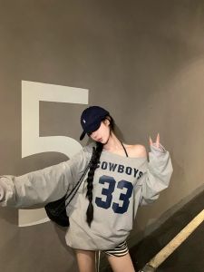 เสื้อฮู้ดแขนยาวสีเทาพิมพ์ลายตัวอักษรและตัวเลขสไตล์วินเทจอเมริกันสำหรับผู้หญิง ทรงหลวม สไตล์ลำลอง คอวี แขนยาว ปกโปโล