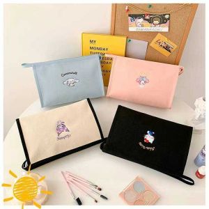 กระเป๋า กระเป๋าเครื่องสำอางค์ กระเป๋าจัดระเบียบ กระเป๋าถือ กระเป๋าใส่เครื่องสำอางค์ แบบผ้า ลาย SANRIO งาน License มีทั้งหมด 4 ลาย ขนาด 26×26×17 cm