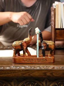 ที่ใส่ปากกาช้าง กล่องใส่ปากกาไม้แกะสลัก กล่องใส่เครื่องเขียน ที่เสียบปากการูปช้าง ที่ใส่ปากกาวินเทจ ของใช้บนโต๊ะทำงาน แท่นเสียบปากกา จัดส่งฟรี