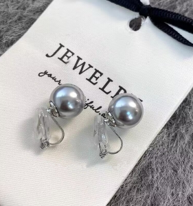 Elegant Grey Pearl Triangle Clip-On Earrings for Women No Piercing Required Versatile Simple Fashion Jewelry Accessories
