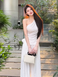 ชุดเสื้อแขนกุดสีขาว ชุดลำลองฤดูใบไม้ร่วงสำหรับผู้หญิง ชุดกระโปรงสั้นเซ็กซี่ ชุดกางเกงขายาวหลวมๆ ดีไซน์ไหล่ข้างเดียว