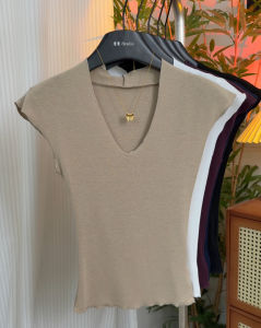 เสื้อยืดแขนกุดคอวีสีพื้นทรงสลิมฟิตสำหรับผู้หญิง ฤดูร้อน 2025 สไตล์เกาหลี แขนพอง ทรงเข้ารูป เสื้อผ้าทำงาน