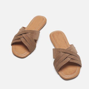 รองเท้าแตะหนังวัวแบบลำลองสำหรับผู้หญิงในช่วงฤดูร้อน สไตล์ใหม่ ทรงส้นแบน หนังแท้ กว้าน ทรงข้ามสายเดี่ยว รองเท้าแตะสวมสบายสำหรับกลางแจ้ง