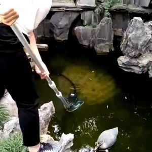 Swimming pool vacuum cleaner handheld cleaner strong suction and telescopic rod suitable for above ground swimming pool