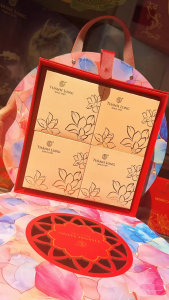 Hộp Bánh Trung Thu 4 Bánh 1 trứng 150g ( Thập cẩm gà quay Thập cẩm vi cá Hạt sen Đậu xanh) - Hộp Quai Xách Biếu Sang Trọng May Mắn