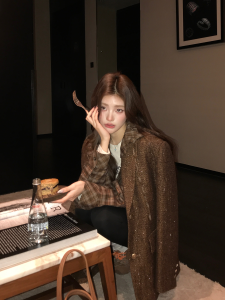 เสื้อสูทผ้าขนสัตว์สีน้ำตาลหลวมๆ สำหรับผู้หญิง Aviva on Earth ทรงหลวมๆ สำหรับฤดูใบไม้ผลิและฤดูใบไม้ร่วง