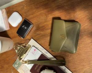 Charin Bag- ใหม่! Melo ใบสั้นขนาดเหมาะมือ น่ารักเกินร้อย ทรงซองจดหมายแบบคิวท์ๆ นุ่มx2 จุได้ดี หนังวัวแท้