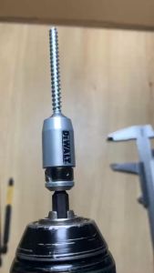 Bộ gồm 3 mũi vít Dewalt PH2 đen tem vàng  1 nam châm trợ từ gắn mũi bắn vít Dewalt chính hãng