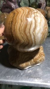 Cầu bi phong thủy đá tự nhiên vàng vân gỗ đường kính 22 cm nặng 18 kg cho người mệnh Kim và Thổ