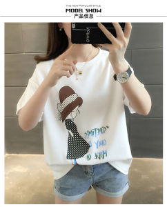 QKKshop เสื้อยืดแฟชั่น สกรีนลาย เด็กผู้หญิงใส่หมวกและฟอนต์ตัวภาษาอังกฤษสลับสี ดูรวมๆแล้วมีสเน่ห์ มีสีพื้นให้เลือกหลากหลายสีจุกๆจ้าา