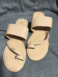 RW SoLuxe nude sandals size 9