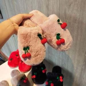 รองเท้าแตะผู้หญิง Cherry Plush สไตล์ใหม่ฤดูใบไม้ร่วง/ฤดูหนาว รองเท้าแตะแบบสวมหัวกันลื่น รองเท้าแตะบ้านสีแดง รองเท้าแตะ EVA