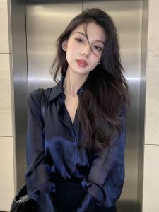 เสื้อเชิ้ตสีน้ำเงินสุดเก๋สำหรับผู้หญิง ทรงหลวม แขนยาว ปกติ ผ้าผสม ใส่ไปทำงาน ฤดูใบไม้ร่วง 2025 แฟชั่นเสื้อผ้าทำงาน