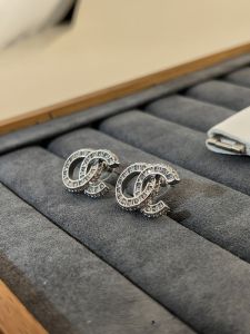 Vintage Zircon Flashing Classic Style Earrings Middle Ancient French Luxury Small Fragrance Style Alloy Geometric Womens Earrings