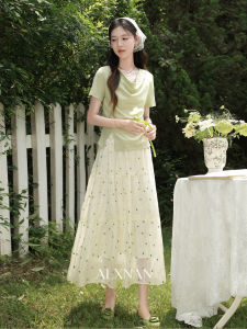 Bộ Áo Thun Tay Ngắn Cổ O Màu Xanh và Chân Váy Ngắn Màu Đào Elegante Cho Mùa Hè