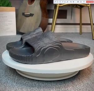 Sandal modern pria wanita terbaru sandal rumah outdoor anti gesek nyaman sandal jelly lembut.