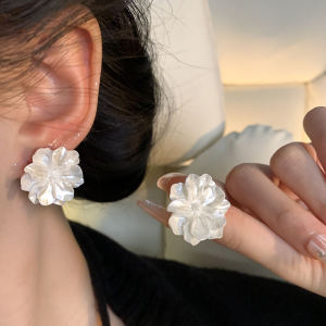 Corinna Simple White Flower Earrings Niche High-end Earrings Versatile Fashion Women Earrings