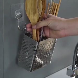 Tempat Sendok Garpu Stainless Gantung Rak Lubang Praktis Multifungsi Anti Jamur\\n\\n Apa itu Tempat Sendok Garpu Stainless Gantung?\\n\\nTempat sendok garpu stainless gantung adalah peralatan dapur yang dirancang khusus untuk menyimpan sendok, garpu, dan peralatan makan lainnya dengan cara yang praktis dan efisien. Dengan desain ringan dan tahan lama, tempat ini memberikan solusi penyimpanan yang ideal bagi Anda yang memiliki ruang dapur terbatas.\\n\\n Desain Ringan dan Tahan Lama\\n\\nTempat sendok garpu stainless gantung dirancang dengan bahan berkualitas tinggi yang tahan lama dan ringan. Dengan desain ini, Anda dapat menghemat ruang dapur dan memastikan bahwa peralatan makan Anda tetap terorganisir dengan baik.\\n\\n Kelebihan Tempat Sendok Garpu Stainless Gantung\\n\\nTempat sendok garpu stainless gantung memiliki beberapa kelebihan yang membuatnya menjadi pilihan yang tepat untuk penyimpanan peralatan makan Anda:\\n\\n- **Praktis**: Dengan lubang praktis untuk penyimpanan, Anda dapat dengan mudah menggantung sendok, garpu, dan peralatan makan lainnya.\\n- **Anti Jamur**: Desain anti jamur membantu menjaga peralatan makan Anda tetap bersih dan higienis.\\n- **Mudah Bersih**: Tempat ini mudah dibersihkan, sehingga Anda tidak perlu khawatir tentang kotoran atau debu yang menumpuk.\\n\\n Mengapa Memilih Tempat Sendok Garpu Stainless Gantung?\\n\\nAda beberapa alasan mengapa Anda harus memilih tempat sendok garpu stainless gantung untuk penyimpanan peralatan makan Anda:\\n\\n Fungsi & Keunggulan Rak Gantung Multifungsi\\n\\nTempat sendok garpu stainless gantung adalah rak gantung multifungsi yang dapat digunakan untuk menyimpan berbagai jenis peralatan makan. Dengan desain multifungsi ini, Anda dapat menyimpan lebih banyak peralatan makan dalam ruang yang lebih kecil.\\n\\n Keuntungan Anti Jamur dan Mudah Bersih\\n\\nDengan desain anti jamur dan mudah dibersihkan, tempat ini membantu menjaga peralatan makan Anda tetap bersih dan higienis. Ini sangat penting untuk kesehatan dan kebersihan Anda.\\n\\n Cara Menggunakan Tempat Sendok Garpu Stainless Gantung\\n\\nBerikut adalah langkah-langkah untuk menginstal dan menggunakan tempat sendok garpu stainless gantung:\\n\\n Langkah-langkah Instalasi\\n\\n1. Pilih lokasi yang tepat untuk menggantung tempat sendok garpu stainless gantung.\\n2. Ikuti petunjuk instalasi yang disertakan dalam paket.\\n3. Gantung tempat sendok garpu stainless gantung pada dinding atau tempat yang telah dipilih.\\n\\n Tips Penggunaan & Perawatan\\n\\n- **Gunakan dengan hati-hati**: Jangan memasukkan peralatan makan yang terlalu berat ke dalam tempat sendok garpu stainless gantung.\\n- **Bersihkan secara teratur**: Bersihkan tempat sendok garpu stainless gantung secara teratur dengan air dan sabun untuk menjaga kebersihan peralatan makan Anda.\\n- **Simpan dengan benar**: Jangan simpan peralatan makan yang basah di dalam tempat sendok garpu stainless gantung, karena hal ini dapat mengakibatkan pertumbuhan jamur.\n}